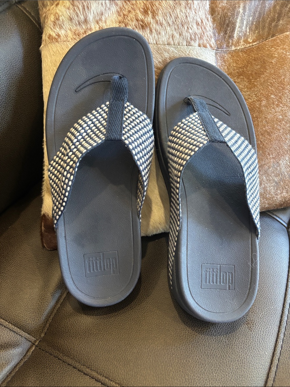 FitFlop women’s navy Flip Flops with Black-and-White Woven Straps size 8